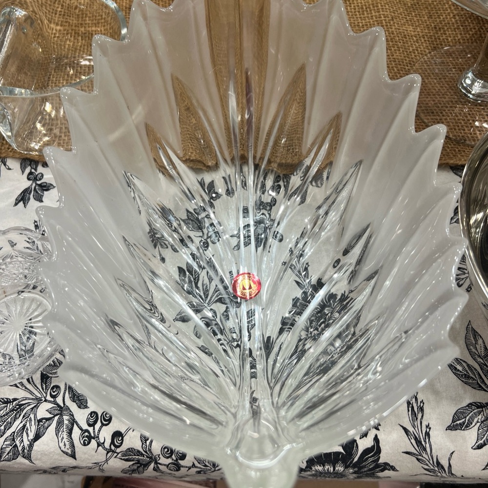 Mikasa Walther Glas Frosted crystal leaf shaped bowl